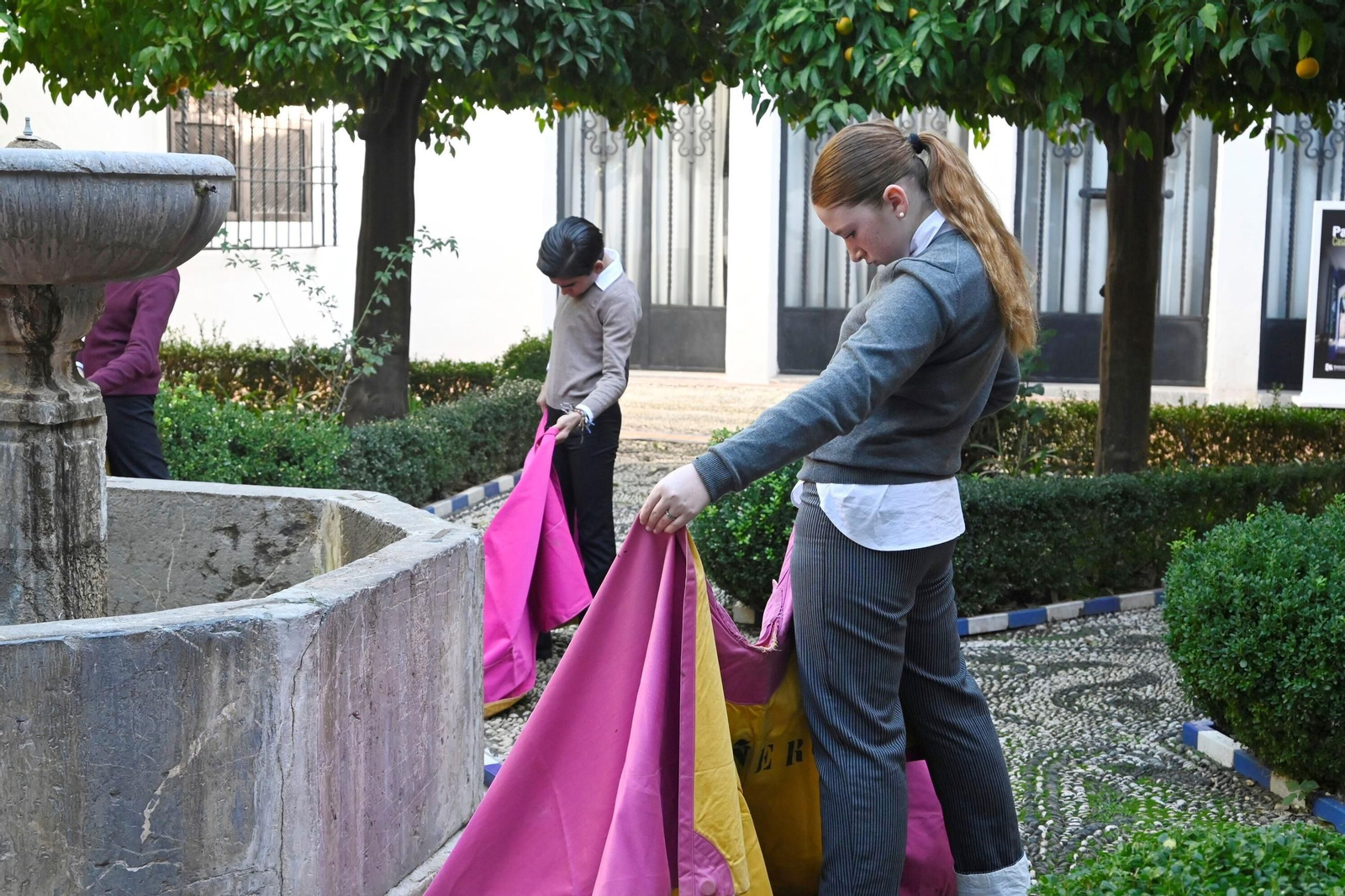 Las imágenes de la exhibición de toreo de salón en el patio de la casa natal de Romero de Torres