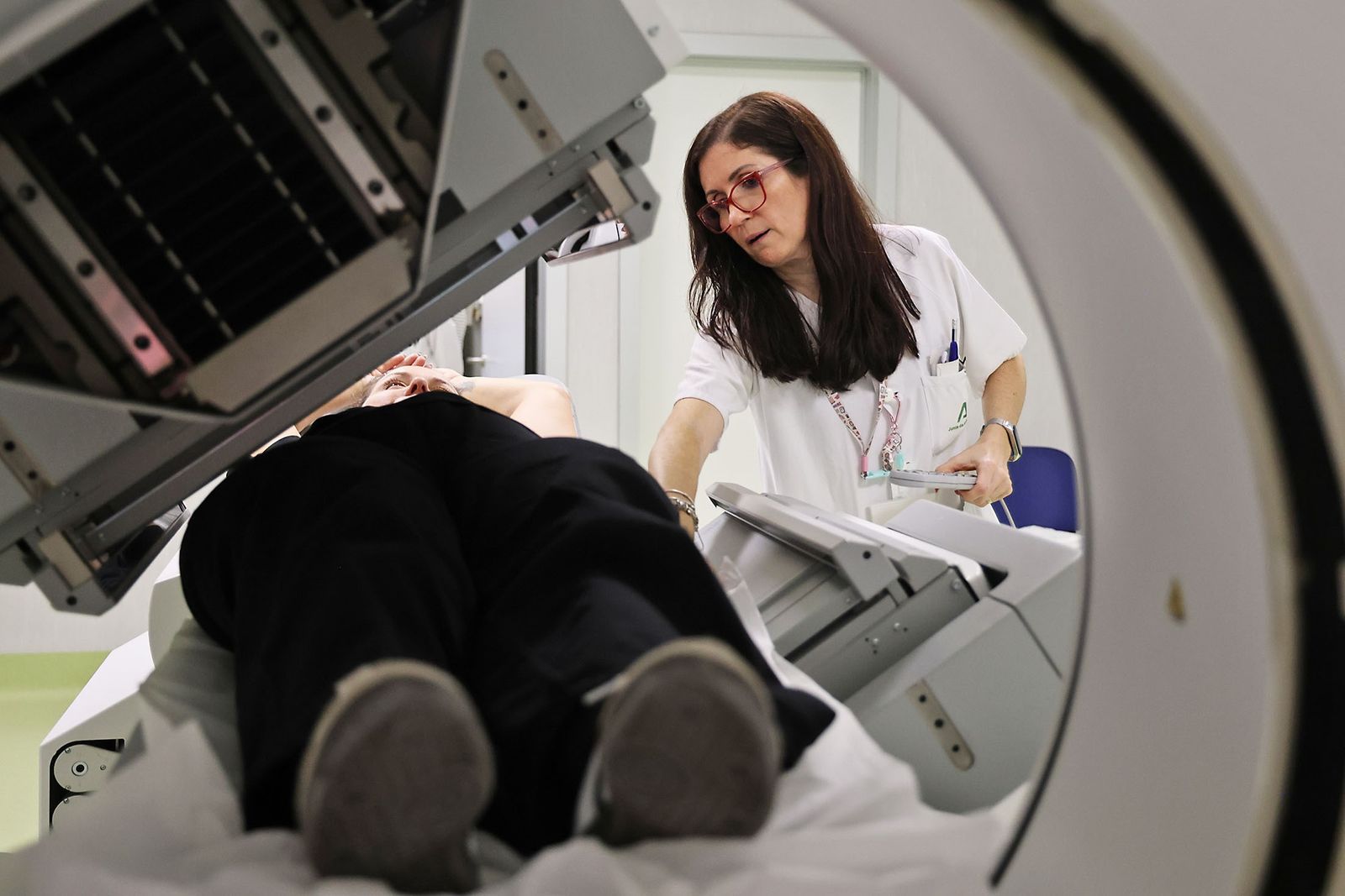 Una profesional de Medicina Nuclear realiza una gammagrafía cardíaca.