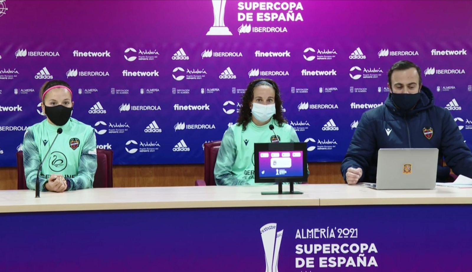 Jugadoras del Levante durante la rueda de prensa de este lunes en el Mediterráneo.