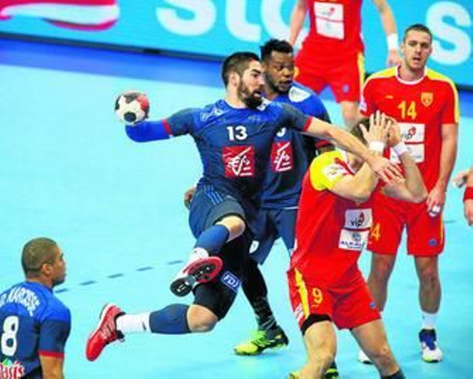 El francés Niko Karabatic se dispone a lanzar ante la floja defensa del macedonio Jonovski.