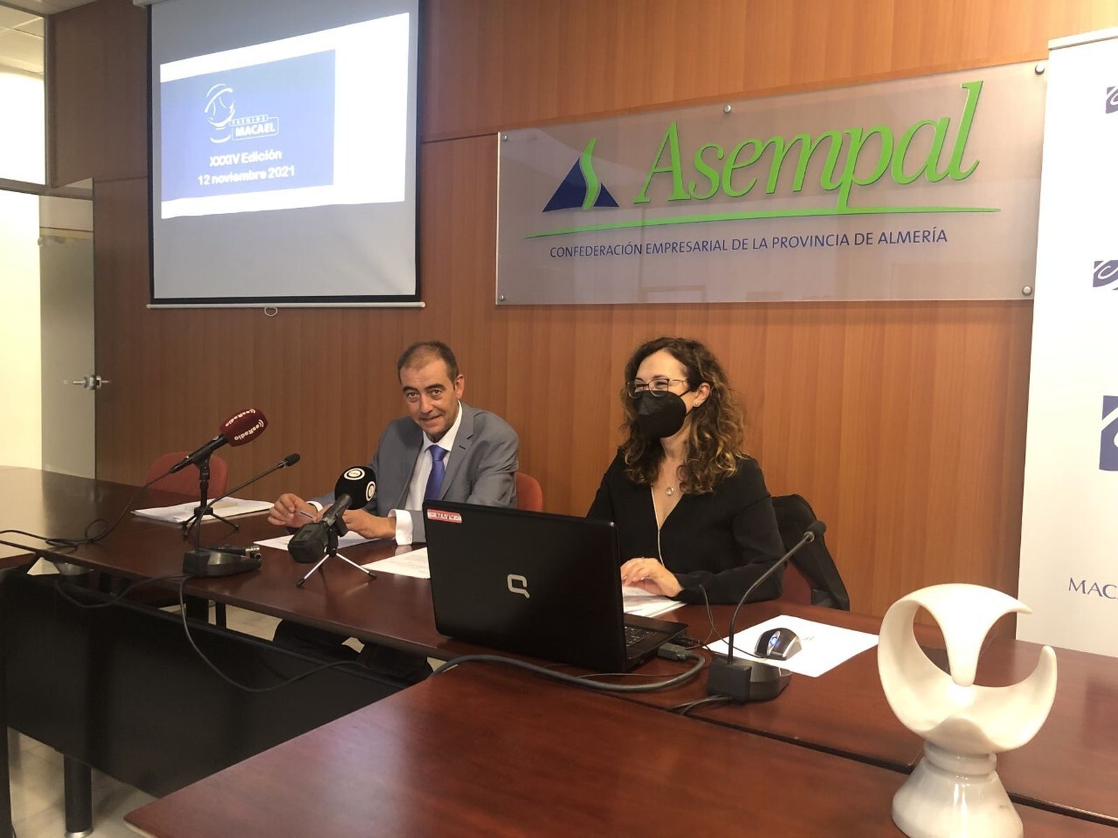 El presidente de AEMA, Jesús Posadas, junto a Teresa Tijeras, en la presentación de los Premios Macael