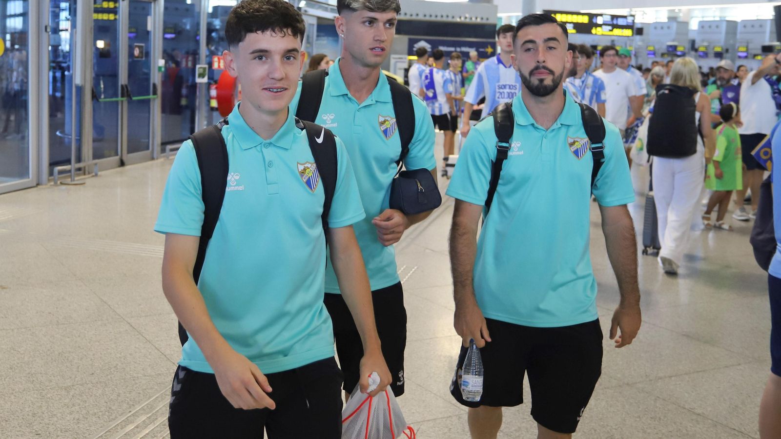 Las fotos de la afición despidiendo al Málaga en el aeropuerto antes de ir a Tarragona