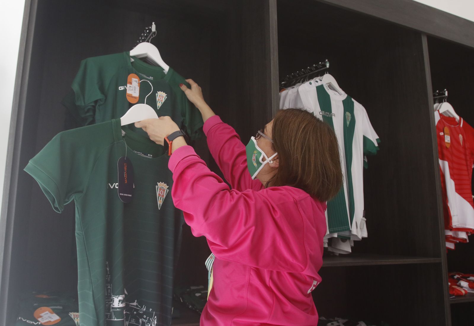 Las imágenes de la tienda oficial del Córdoba CF en el centro