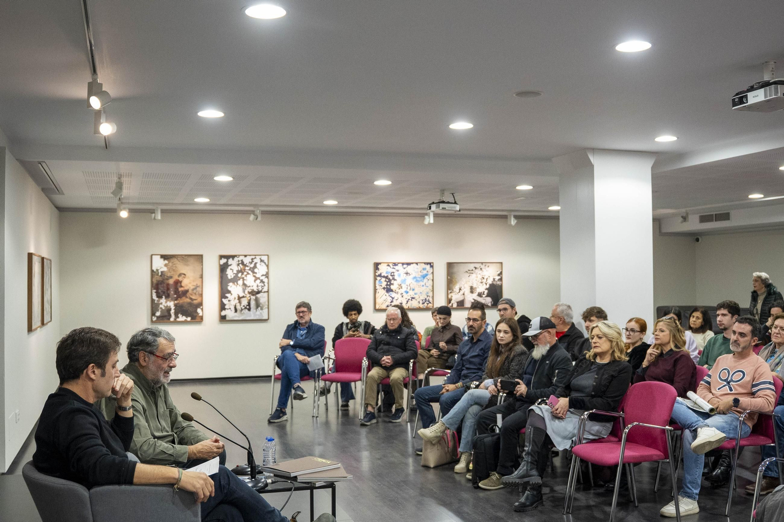 “Cuando las imágenes pierden su cuerpo”: Un diálogo entre Sema D’Acosta y Joan Fontcuberta sobre materia, memoria y la transformación posfotográfica