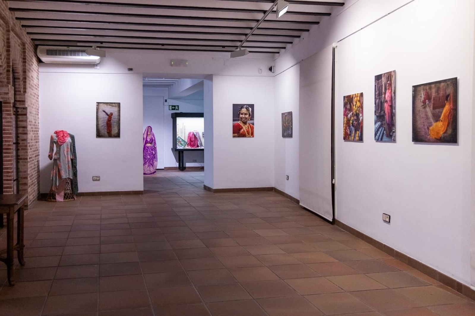 ‘Saris de seda, realidades desveladas’: una mirada fotográfica a la fuerza y dignidad de las mujeres de la India en los Baños Árabes de Jaén