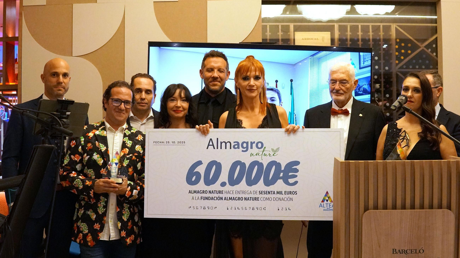 Entrega del cheque por valor de 60.000 euros