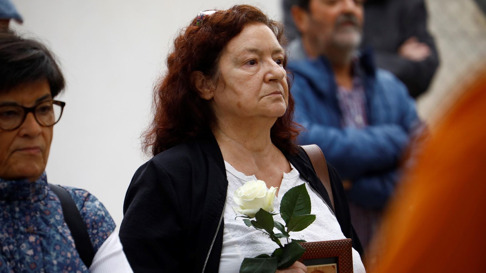 María del Pilar Ruiz Pérez sostiene una rosa por su abuelo. María del Pilar Ruiz Pérez sostiene una rosa por su abuelo.