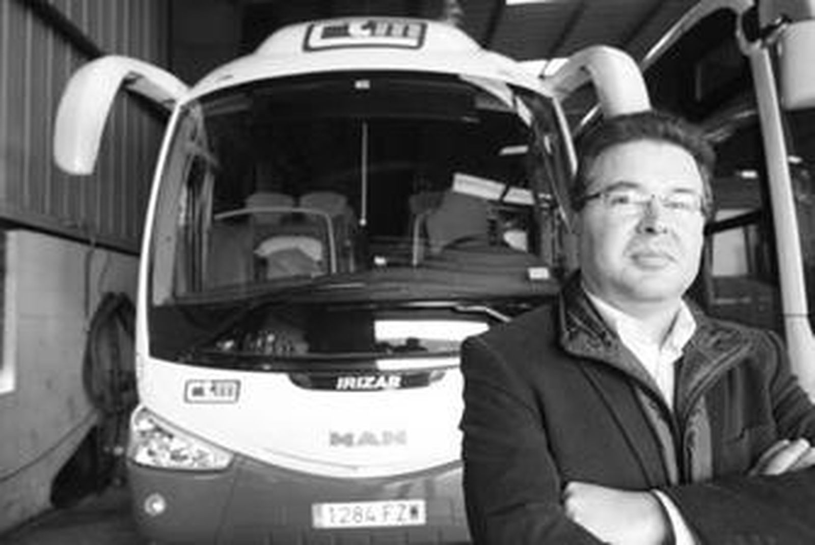 Antonio Carrillo, posa delante de uno de los nuevos autocares discrecionales de la empresa en las instalaciones de Cortijo Real.
