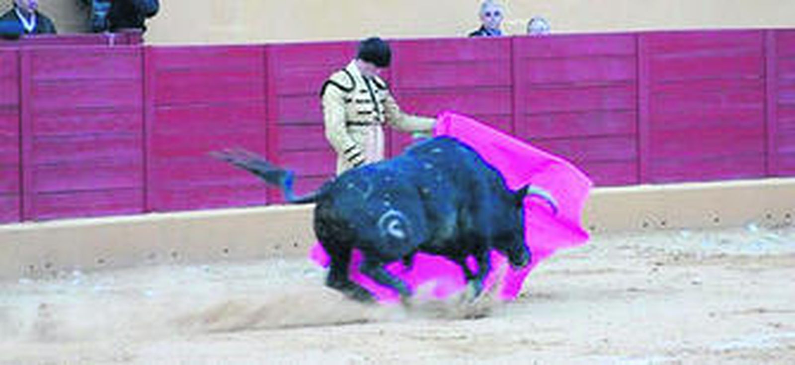 El torero sevillano Daniel Luque, en un lance de recibo a su primer toro.