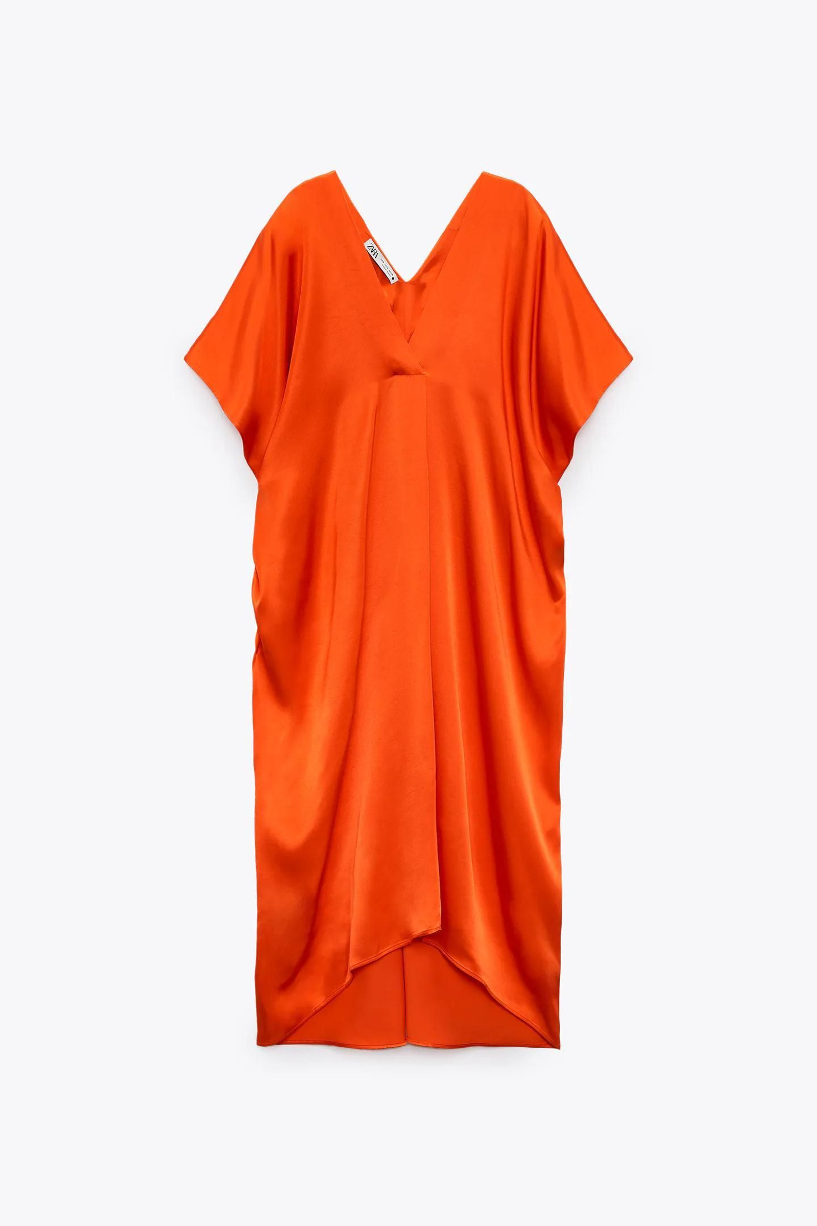Vestido tipo túnica de color naranja de Zara.