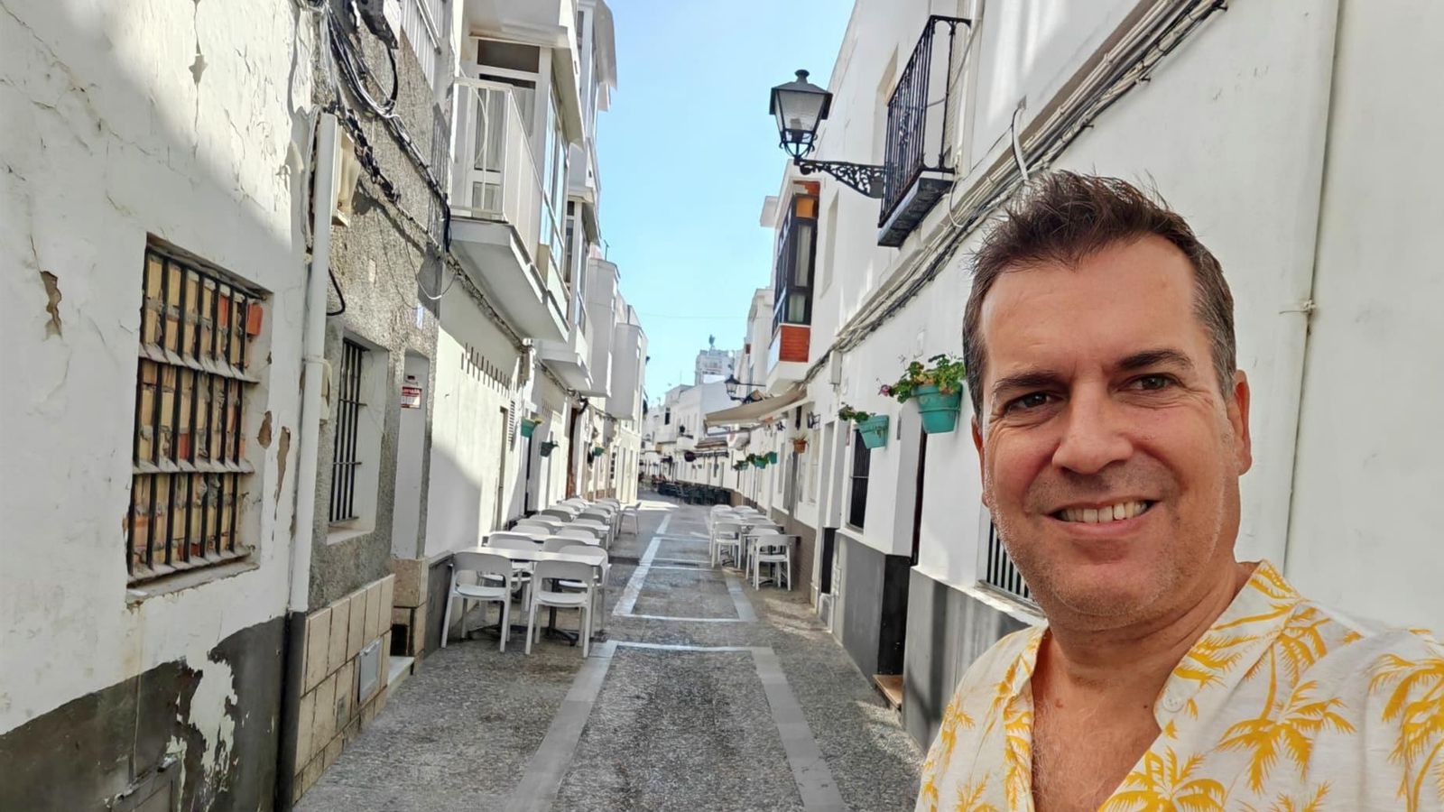 El escritor, Wayne Jamison en la calleMina, de Rota, su pueblo natal. El escritor, Wayne Jamison en la calleMina, de Rota, su pueblo natal.