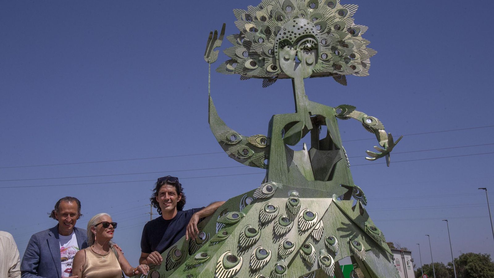 Alejandro Sancho, junto a su tía Isabel y el alcalde de Chiclana, José María Román durante la inauguración el pasado mes de mayo