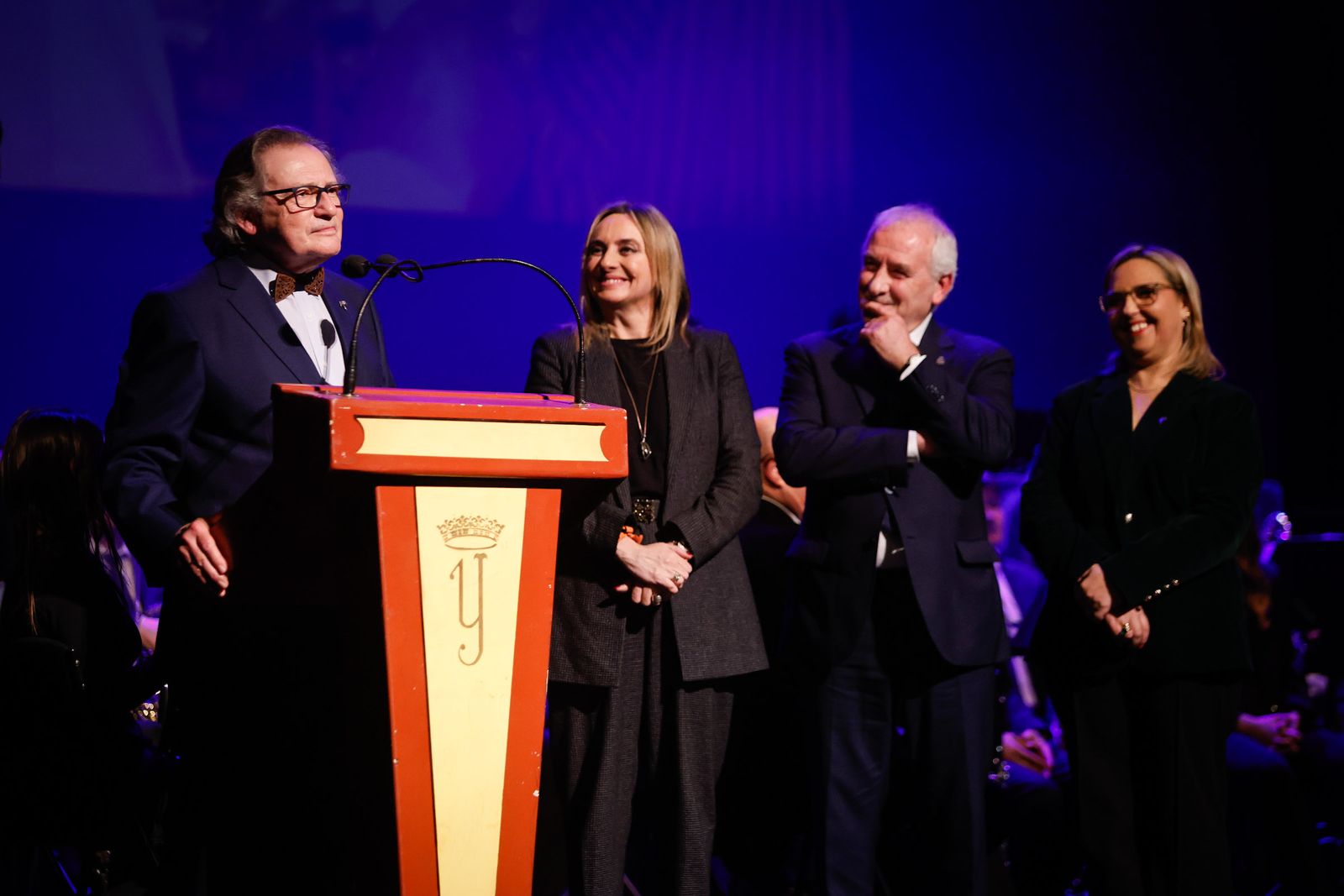 Entrega de las tapas de pregonero de la Semana Santa 2026 a Tito Ortiz