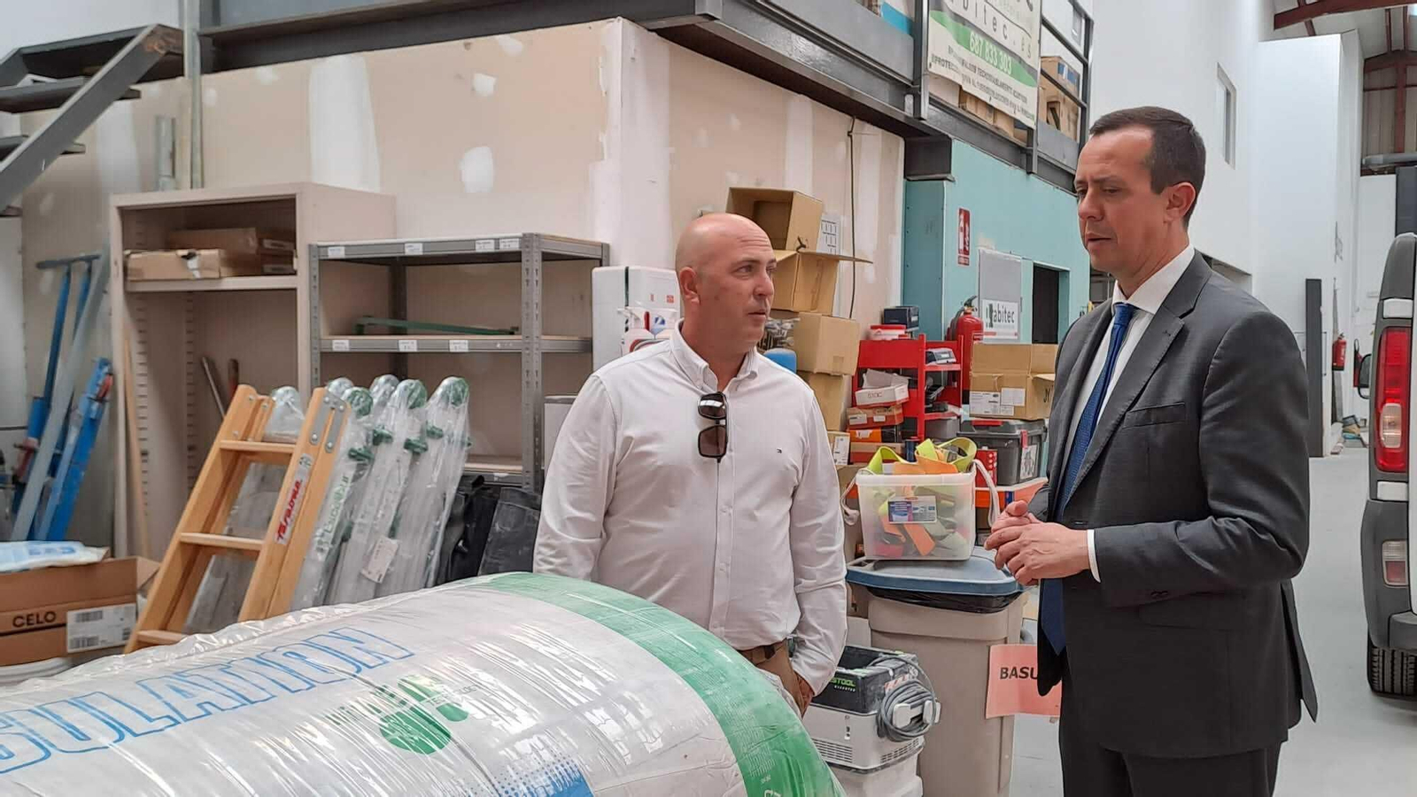 Visita del subdelegado a una de las empresas que han recibido el Kit Digital.