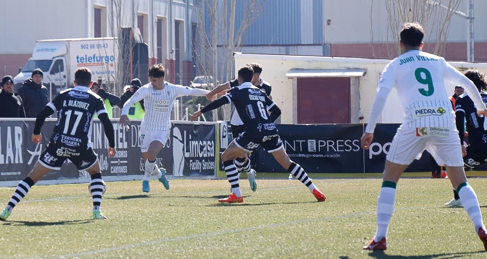 Marco Camus intenta sacar el centro con Juan Villar esperando el remate en el debut de ambos con el Córdoba CF.
