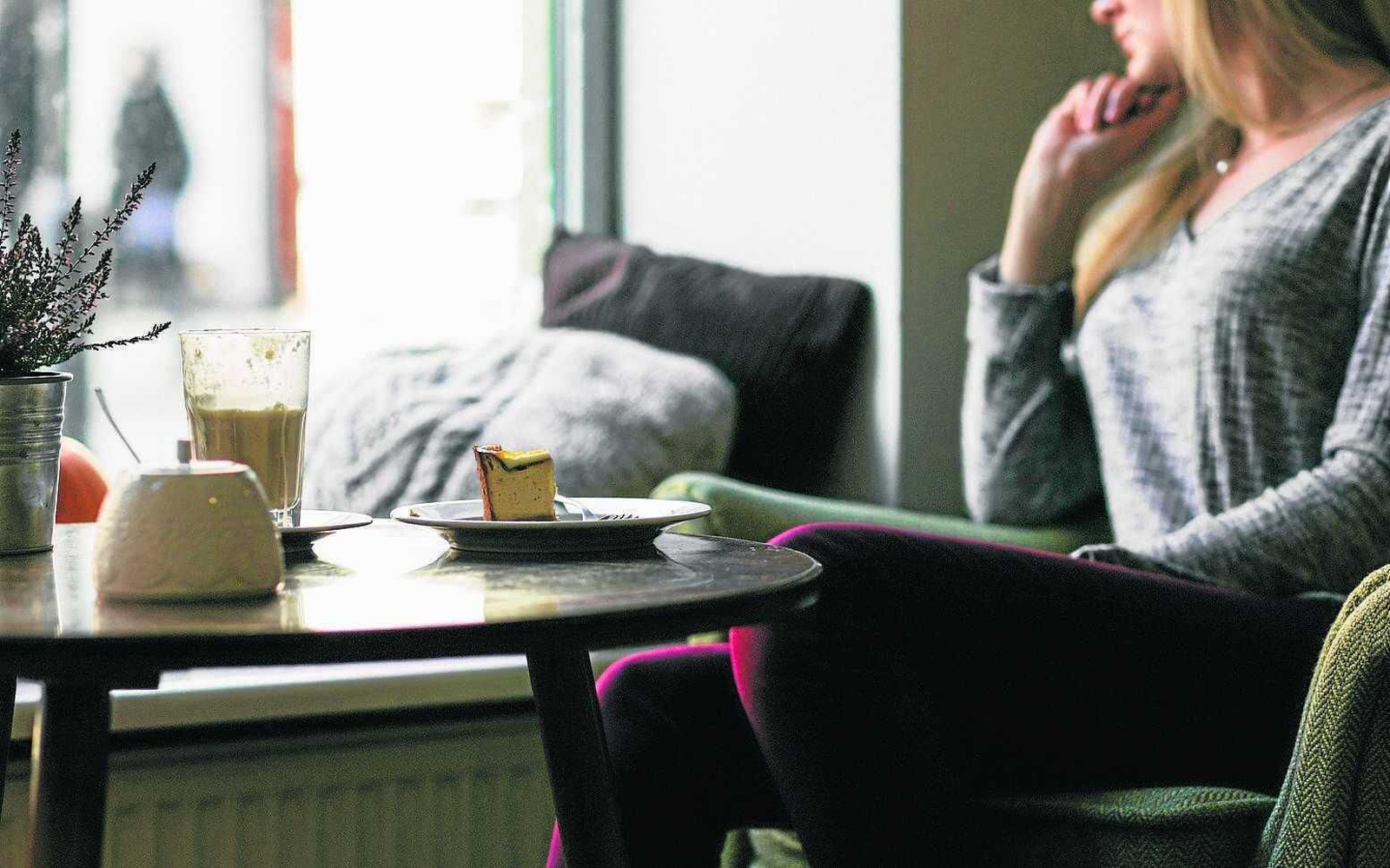 Imagen de archivo en la que una mujer merienda sola.