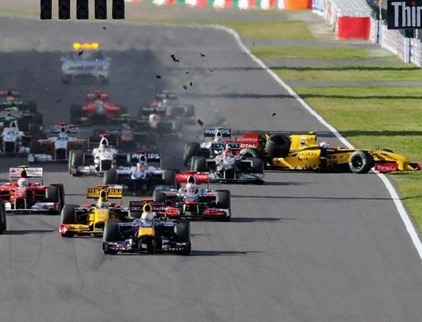 Fernando Alonso logra superar el peor circuito que le quedaba para Ferrari F10 con un tercer puesto detrás de los Red Bull del alemán Sebastian Vettel y del australiano Mark Webber

Foto: efe