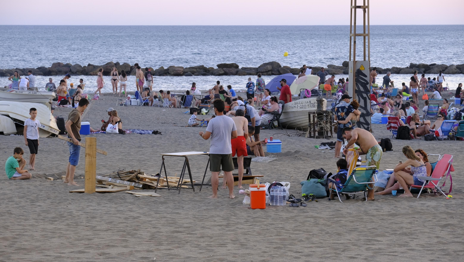 Imágenes de las hogueras de la Noche de San Juan en Almería capital