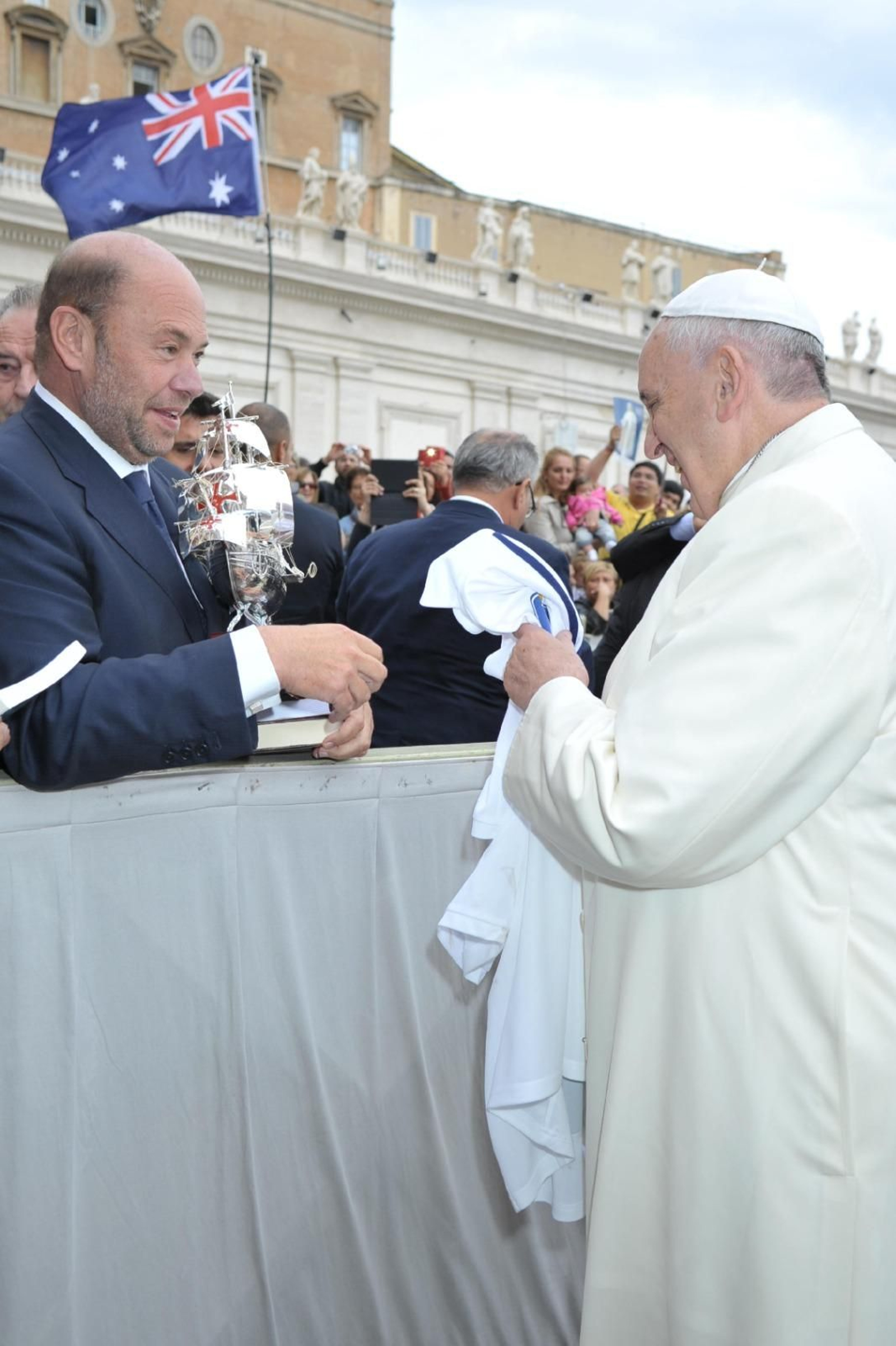 El día que el Papa Francisco recibió a una delegación del Recreativo de Huelva por su 125 aniversario