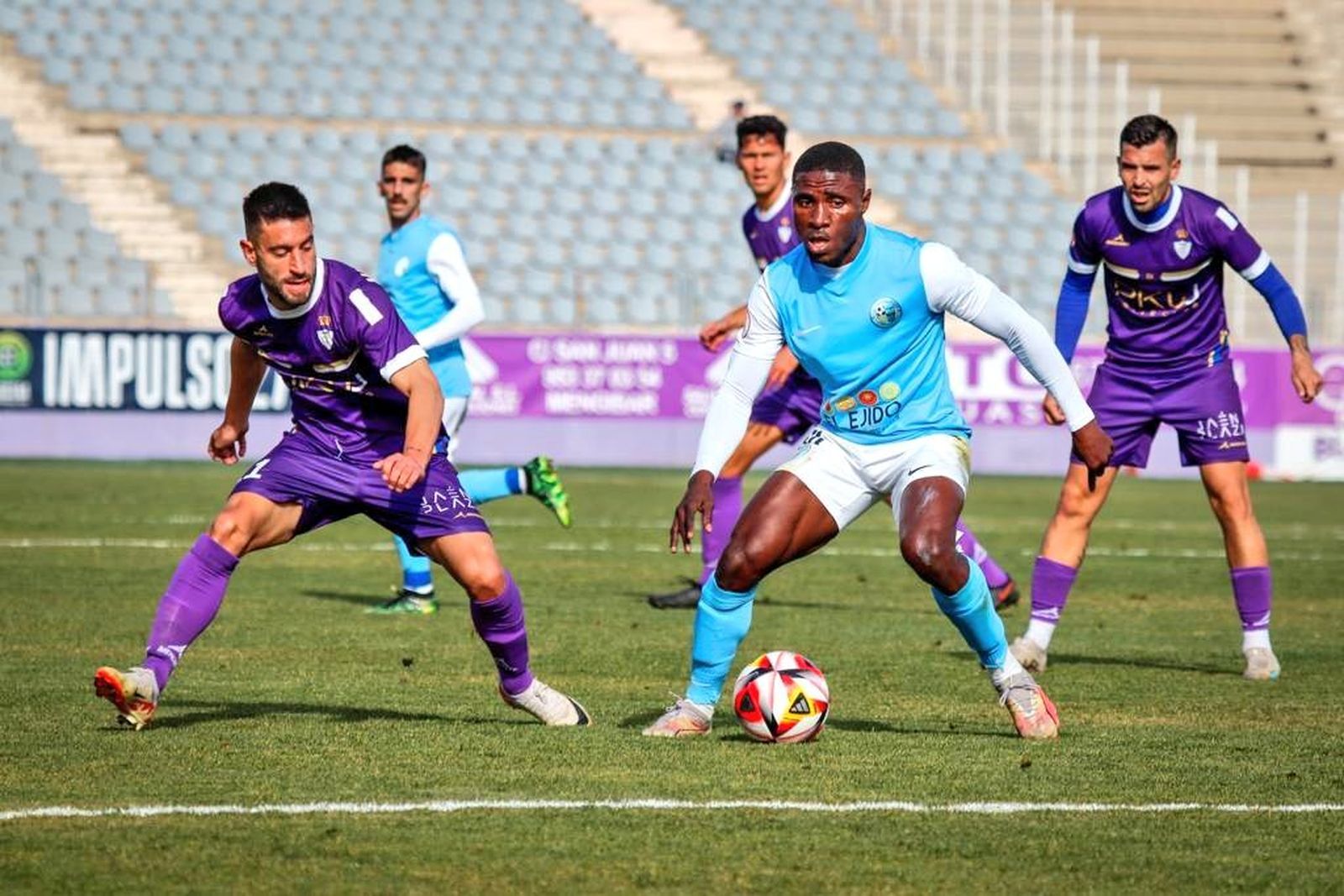 El celeste Eteki trata de salir de la presión del conjunto jienense.