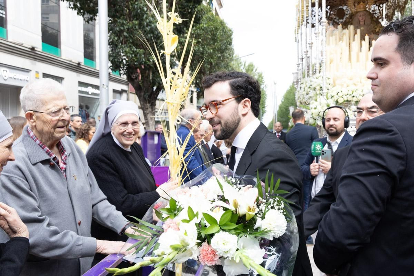 Los jiennenses se echan a la calle para presenciar la primera de las procesiones de la jornada: la Borriquilla (II)