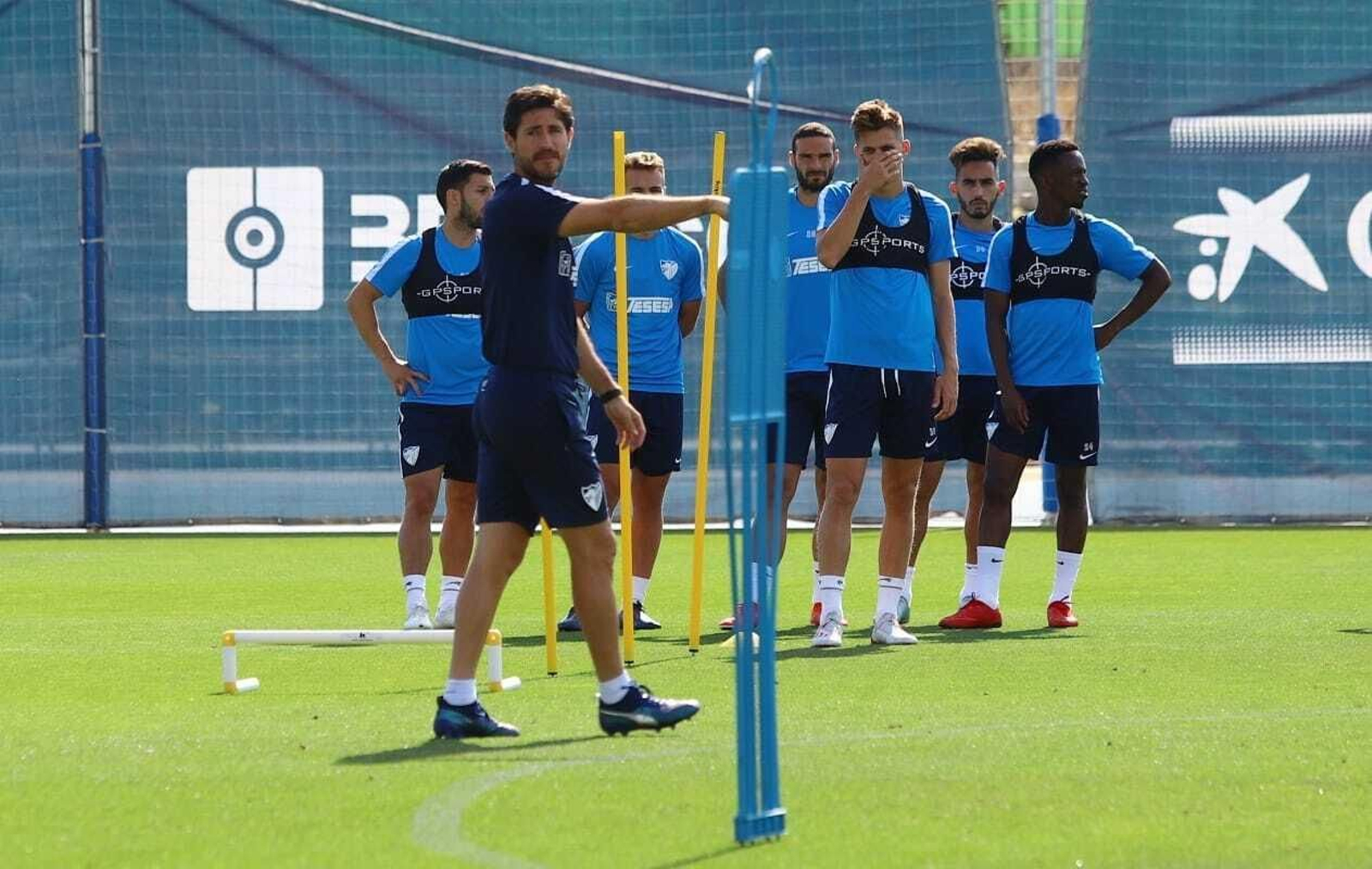 Víctor da indicaciones a sus jugadores en la sesión de hoy