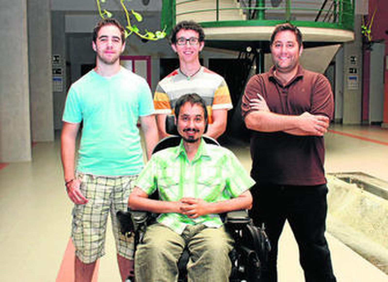 Los estudiantes de la UPO Marcos Parras, Francisco Campos  y Juan García, junto al investigador Antonio J. Pérez