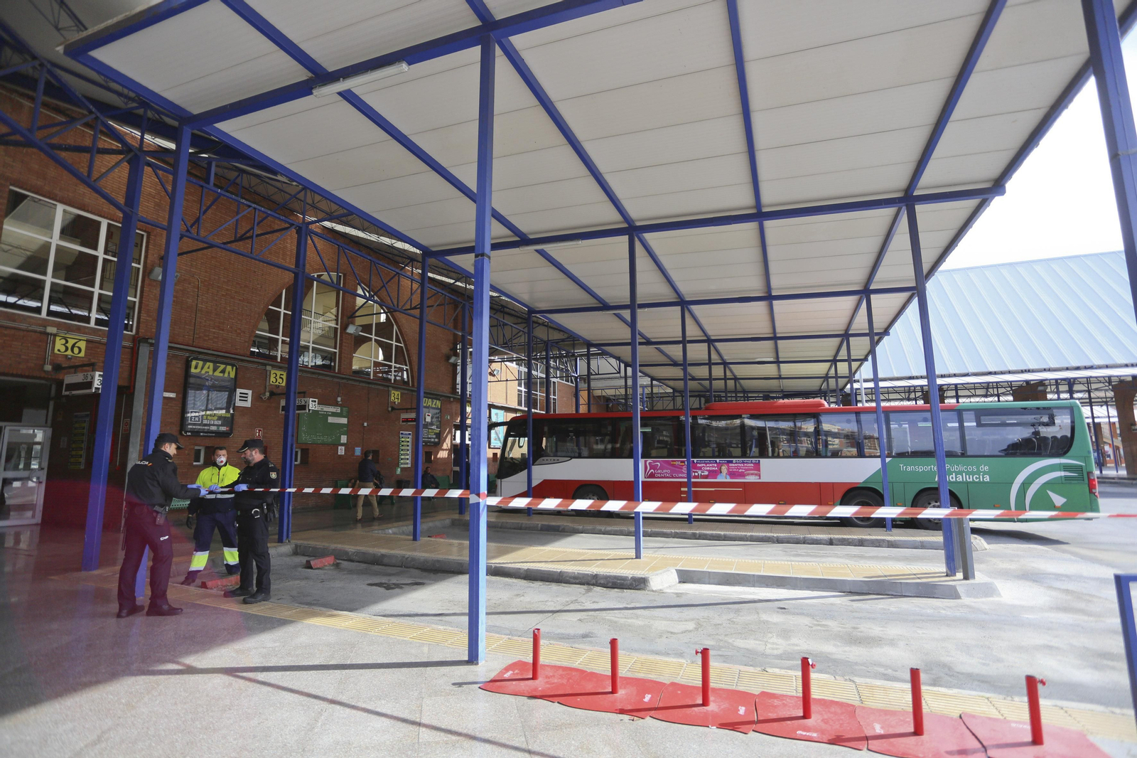 La UME desinfecta en Málaga la estación de autobuses y el puerto, en fotos