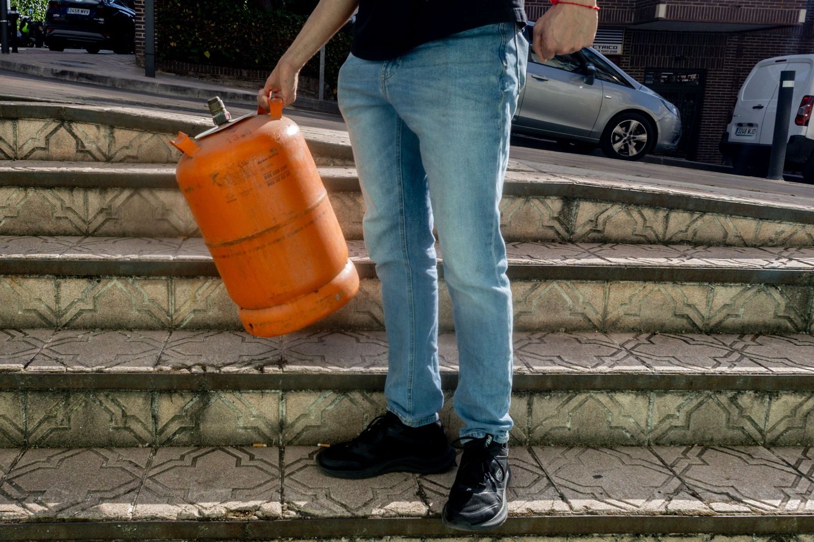 Un hombre sujeta una bombona de butano.