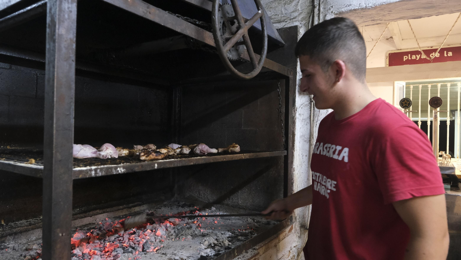 Pablo, avivando las ascuas donde cocinaba las clásicas costillas del 'Charros'.