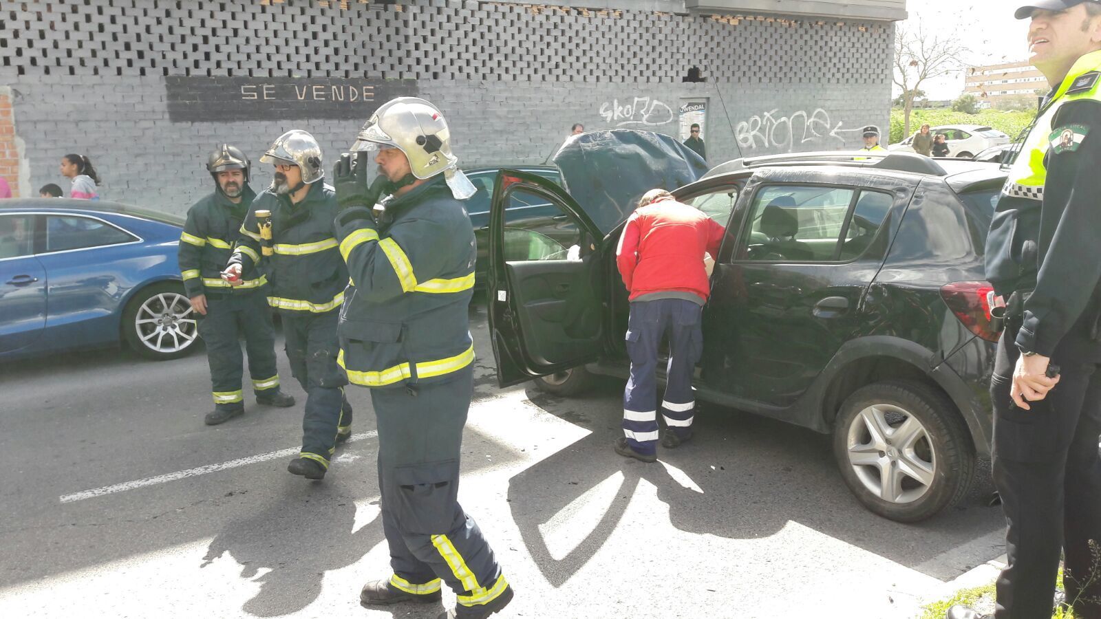 Una herida en un accidente de tráfico en la avenida Puerta del Sur