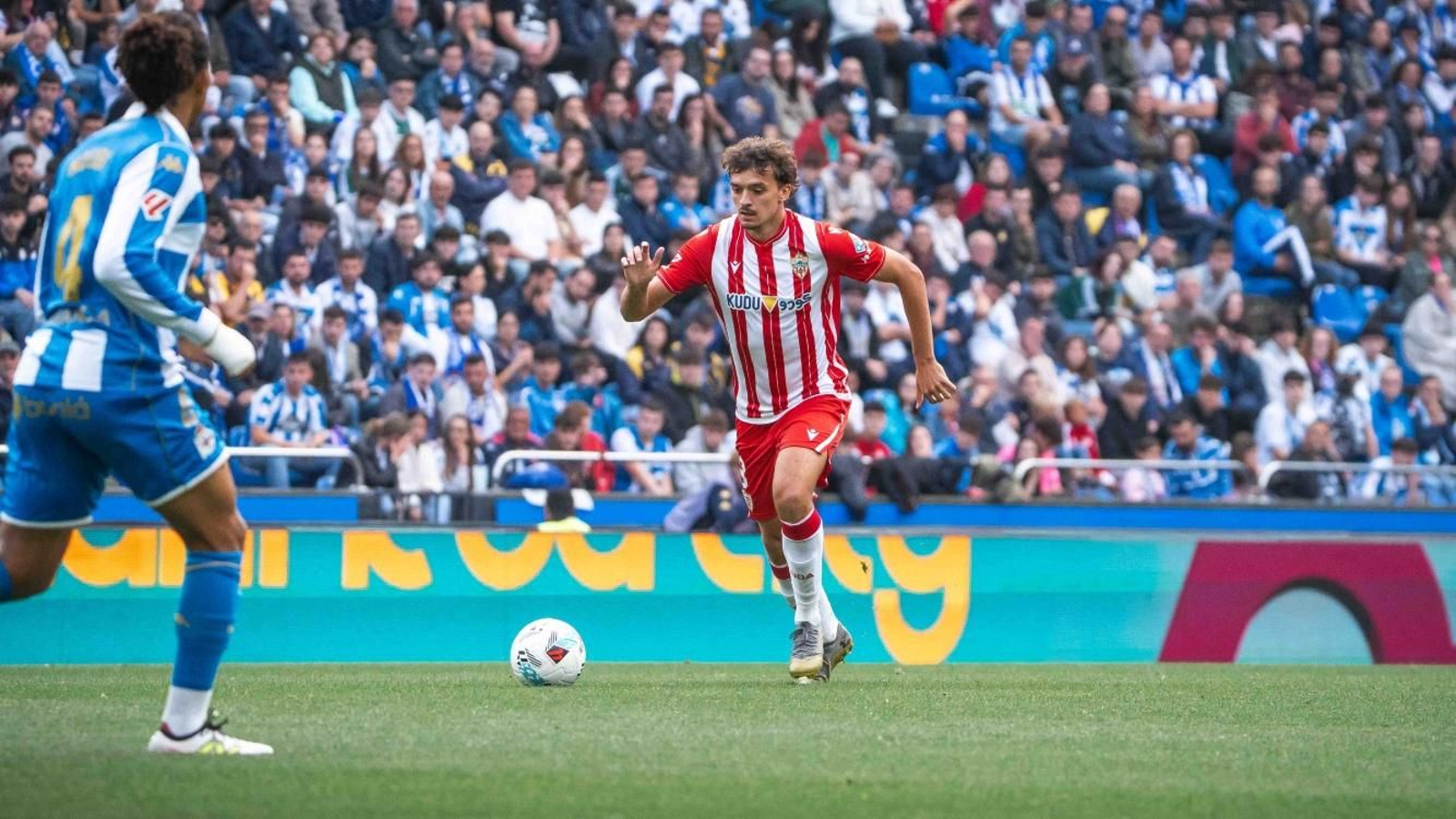 Gui Guedes conduce el esférico en el duelo ante los coruñeses.