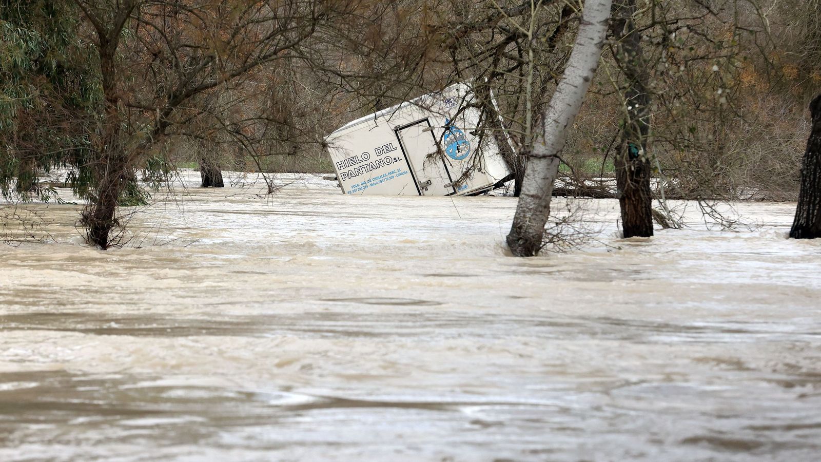 El Guadalete comienza a bajar su nivel poco a poco por la zona rural de Jerez