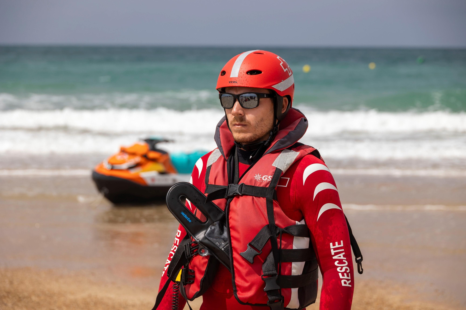 En imágenes: así se pone a prueba el servicio de socorrismo y salvamento de la playa de Camposoto