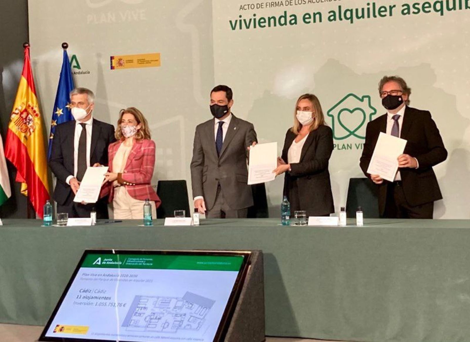 Un momento de la firma de los convenios entre el Ayuntamiento de Cádiz, la Junta de Andalucía y el Gobierno central.