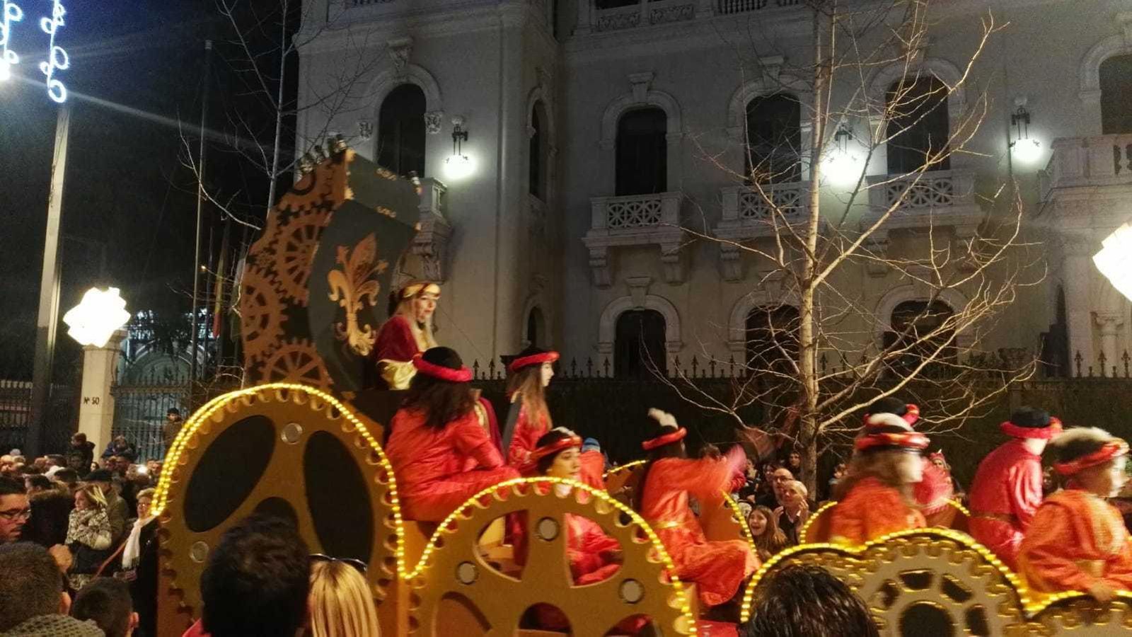 Las calles se han llenado de color y serpentinas.