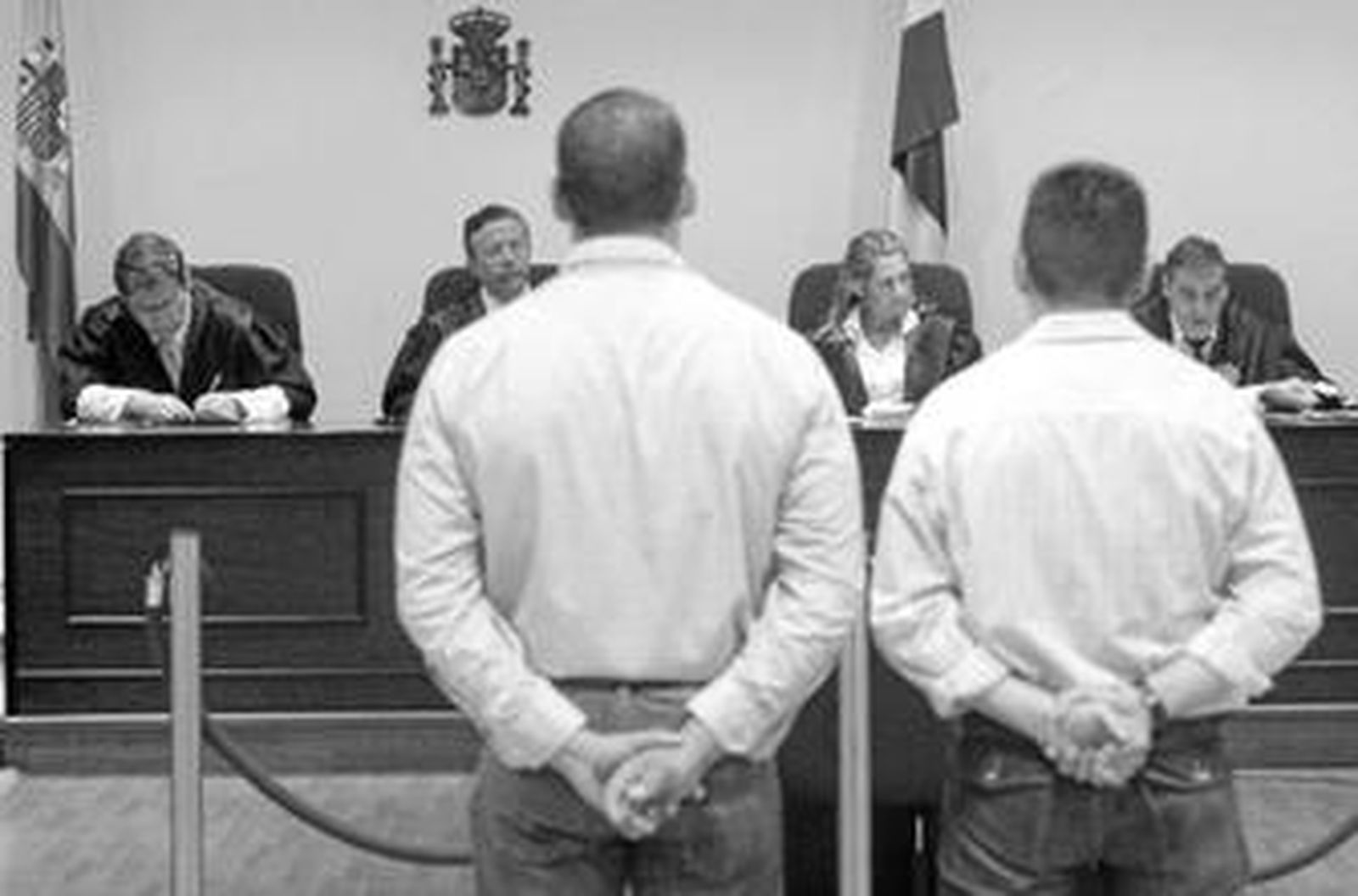 Imagen de los dos acusados (de espaldas), durante su intervención en el juicio que comenzó ayer en la Audiencia Provincial.