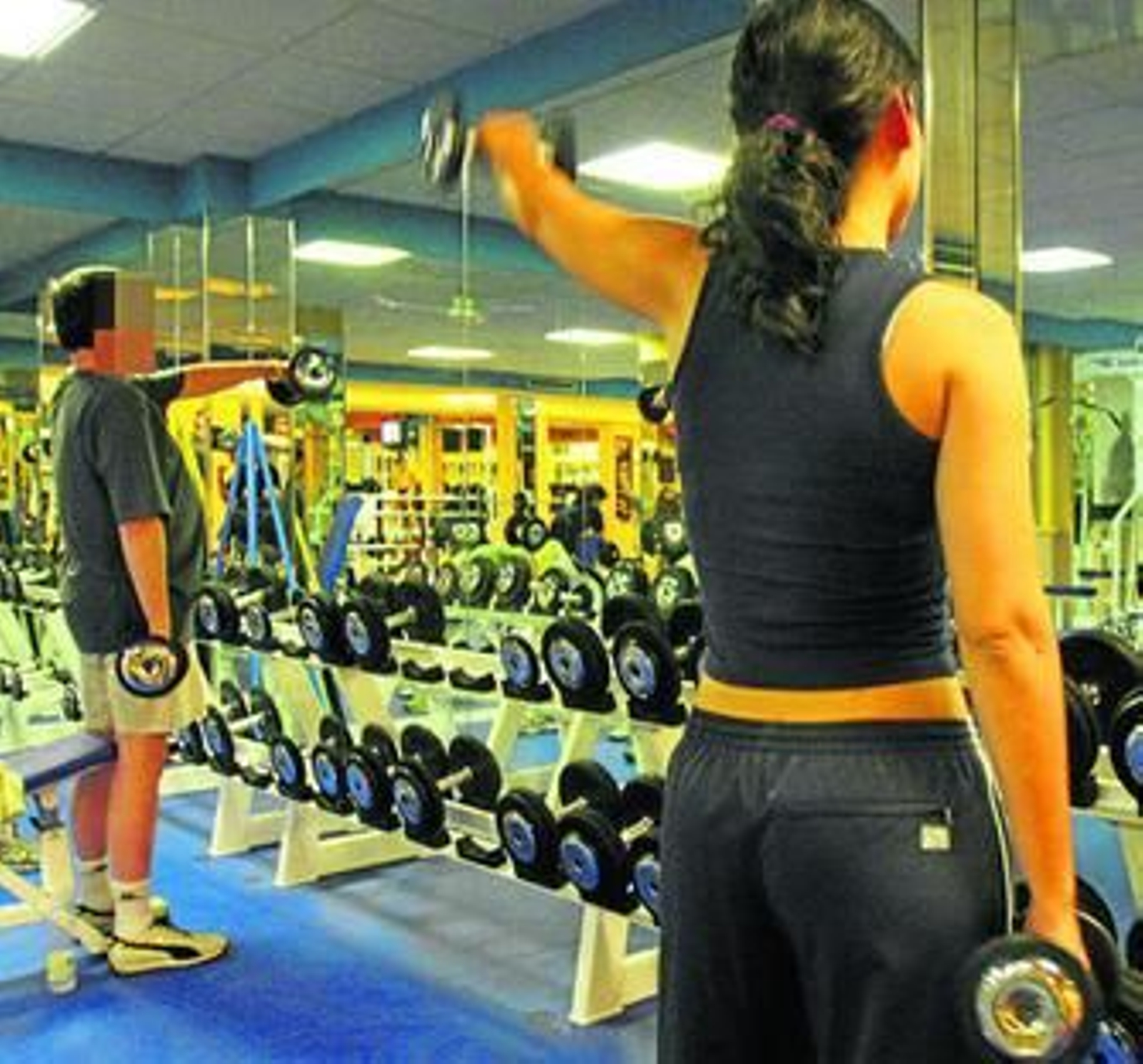 Dos personas hacen ejercicio en un gimnasio, en una imagen de archivo.