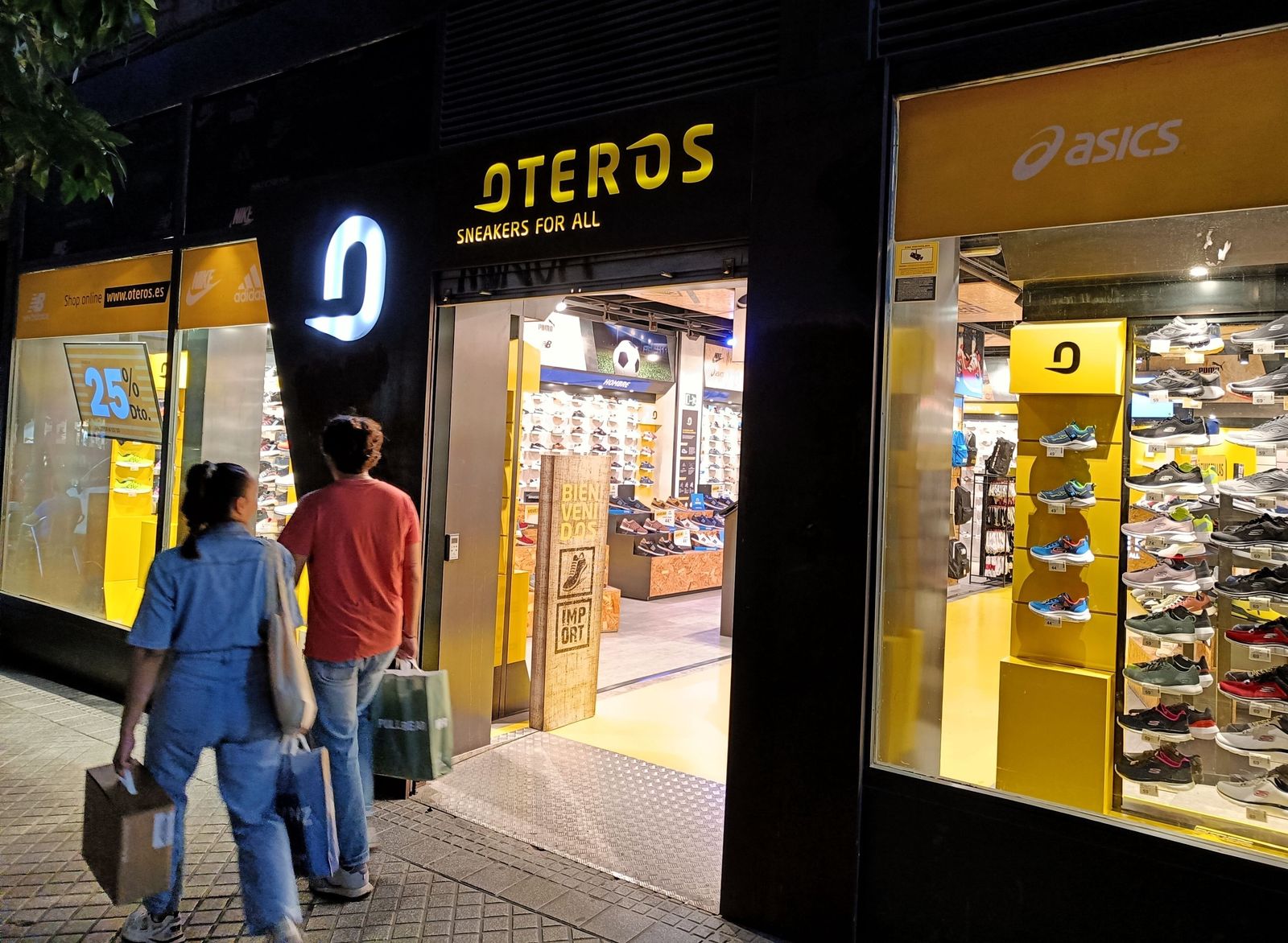 Fachada de una de las tiendas de Oteros en Córdoba.