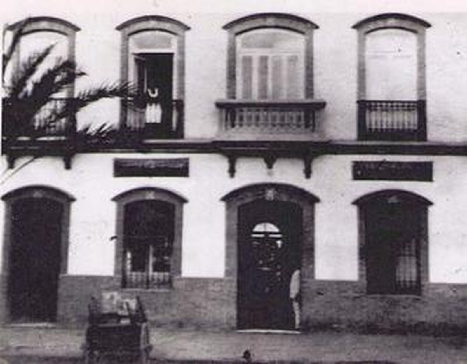 A la izquierda, el Sr. Pardo, a su lado 'Carpanta'