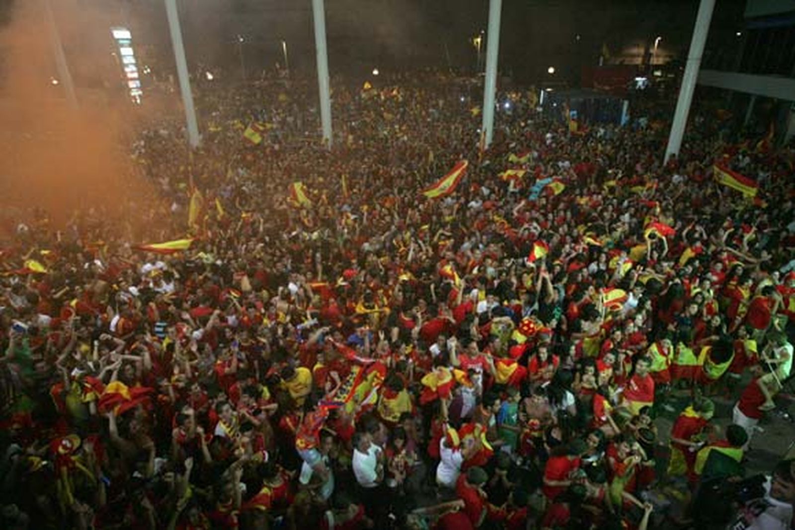 Todos los aficionados salieron a la calle a celebrar la victoria del Mundial vestidos con los colores de la selección

Foto: J.M. Quinones