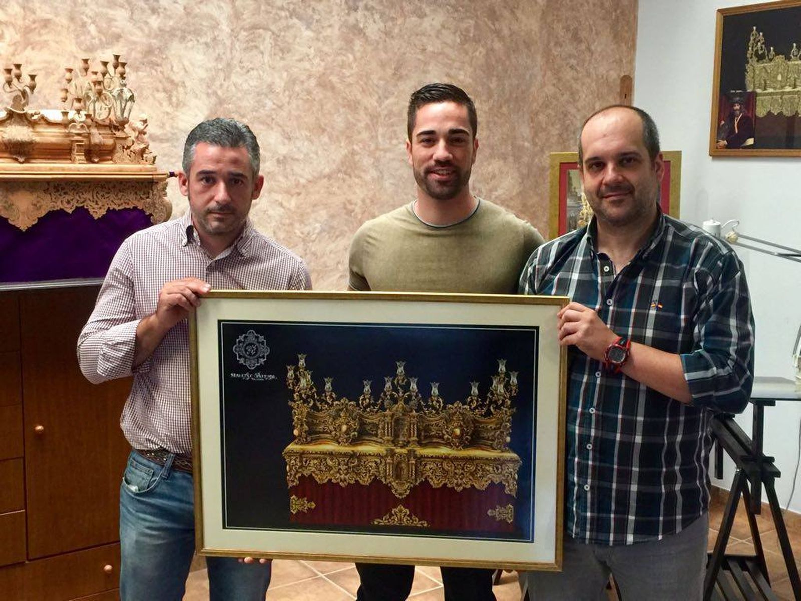 El ebanista Enrique Gonzálvez, el Hermano Mayor Fran Martín y el tallista Francisco Verdugo junto al cuadro con el boceto.