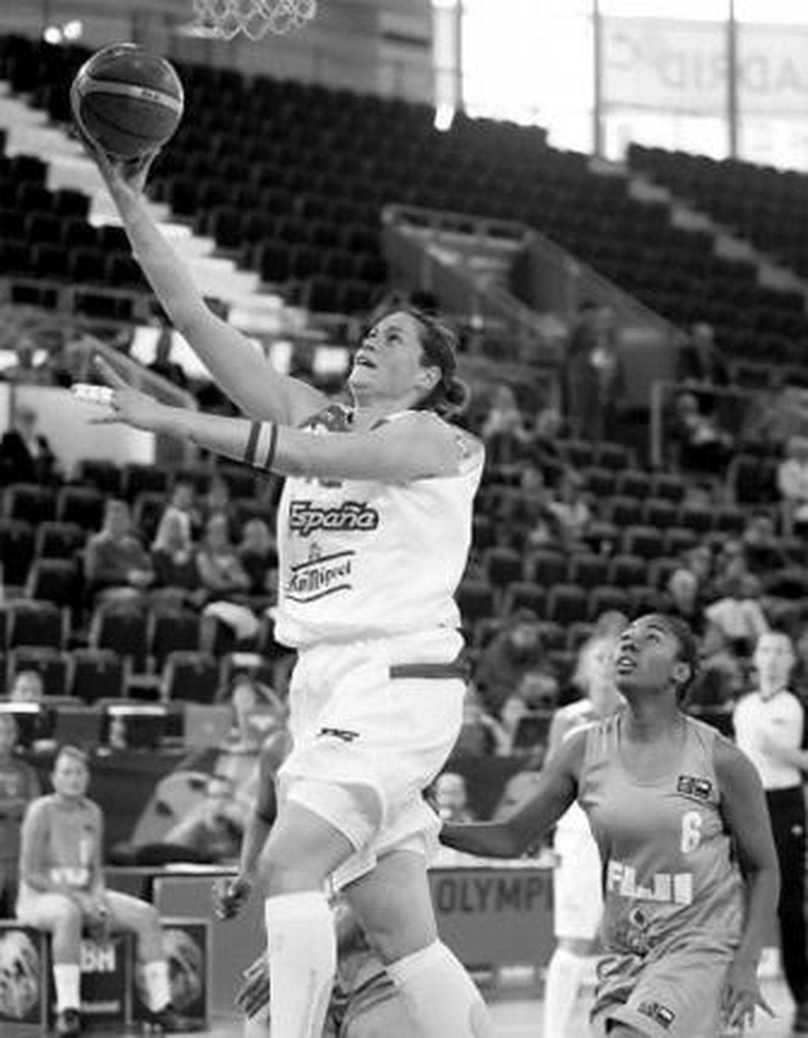 Ana Montañana encesta en presencia de Bulou Tuisue.