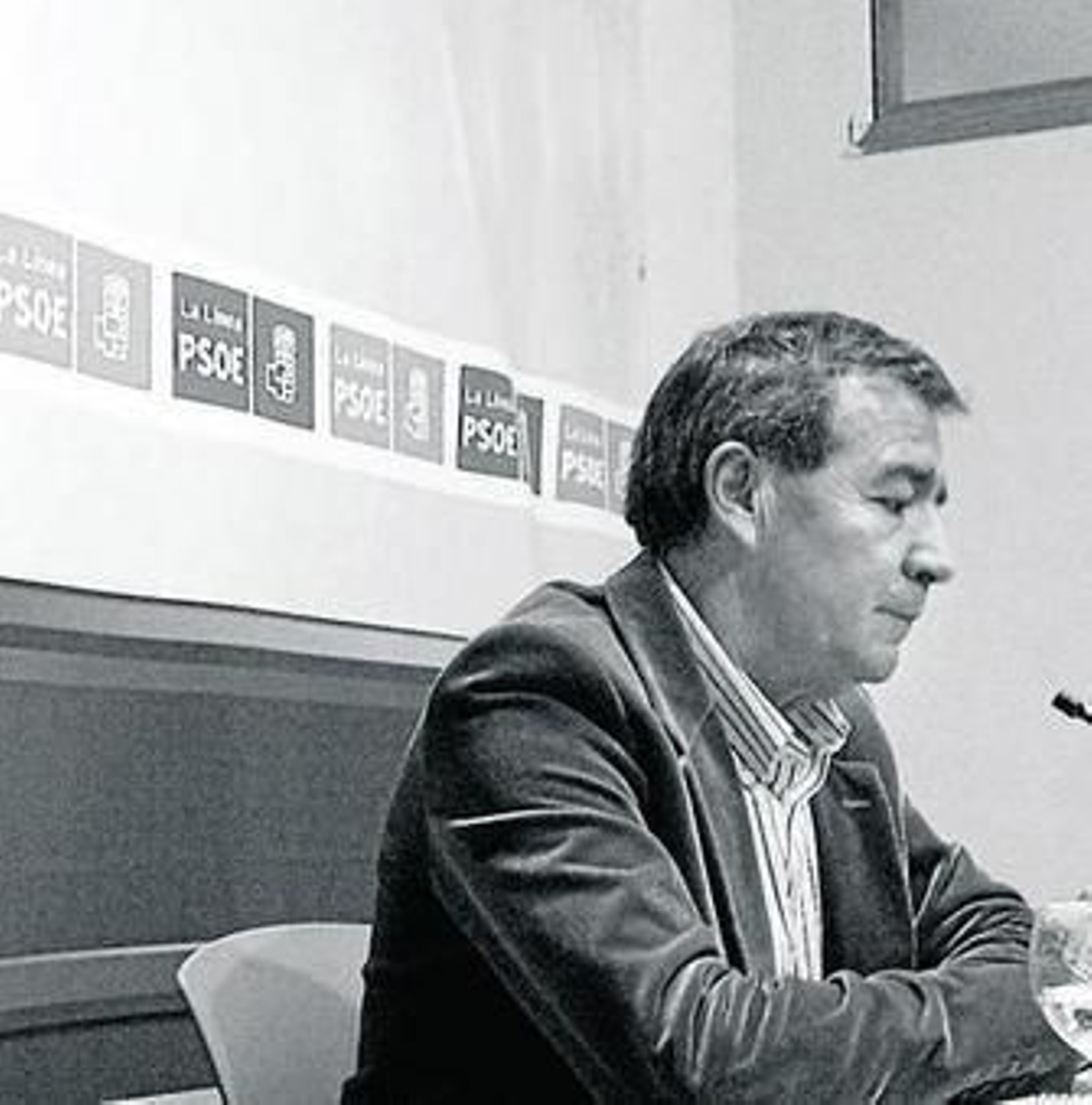 Manuel Caeiro, durante una rueda de prensa en la sede del PSOE.