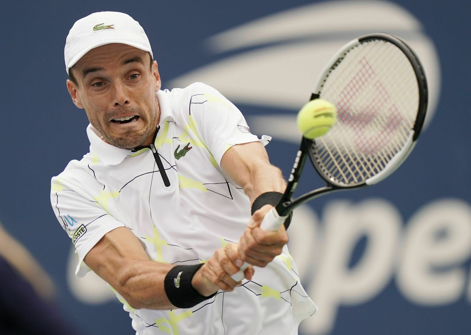 Roberto Bautista golpea la bola con el revés durante su derrota.