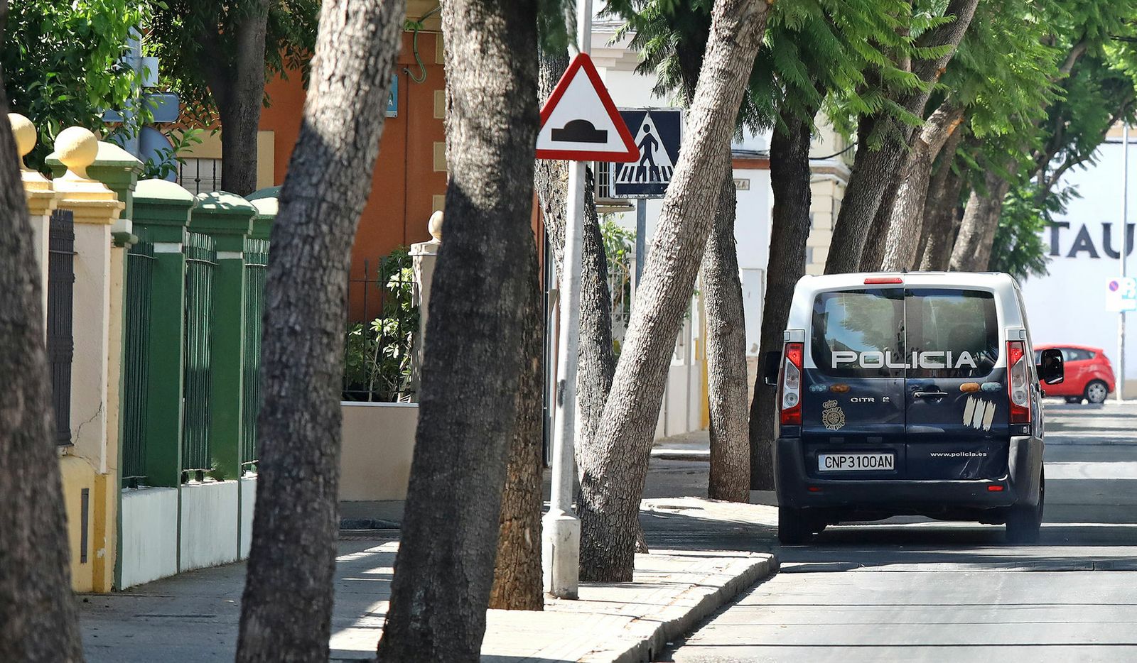 Un furgón de la Policía Nacional en la Barriada España.