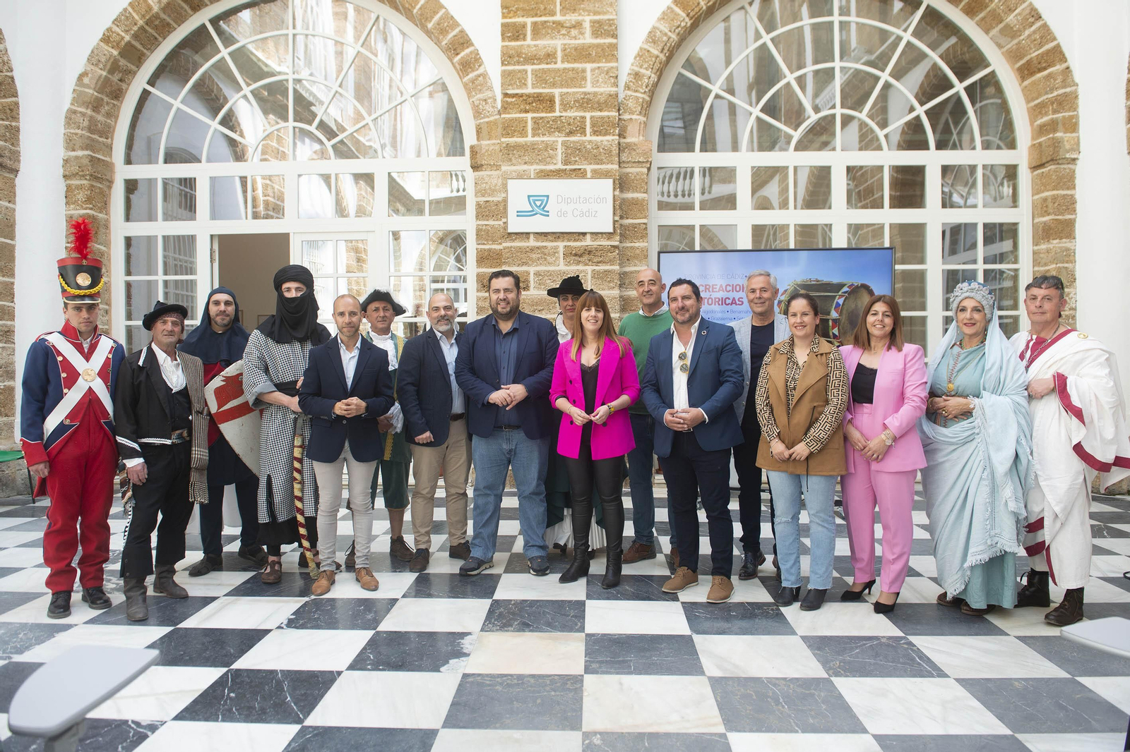 Foto de grupo de la presentación de las recreaciones históricas en la provincia de Cádiz