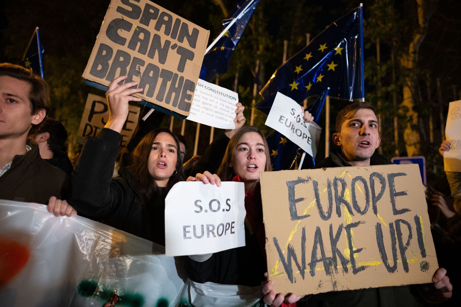 Manifestantes políglotas contra la amnistía.