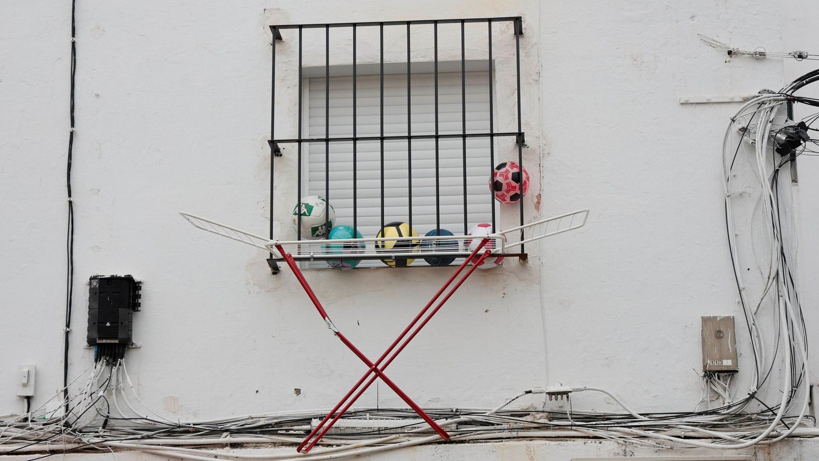 Un tendedero colgado de una ventana. Un tendedero colgado de una ventana.