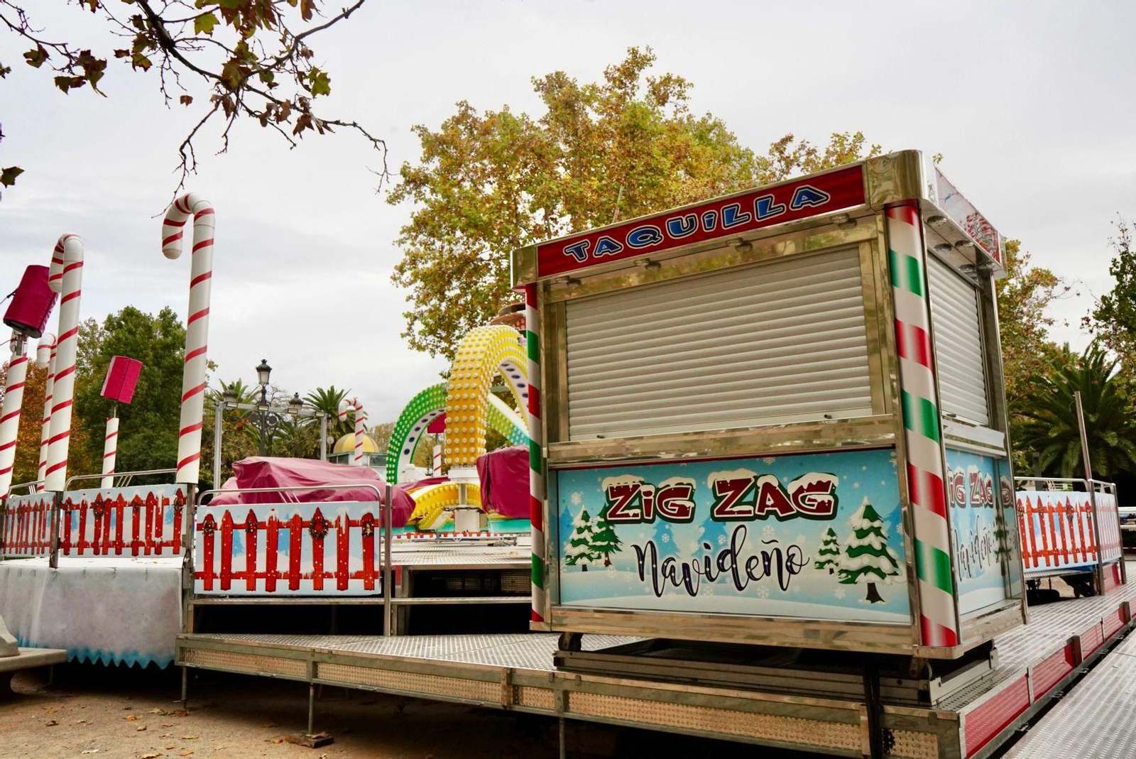 Imágenes: El 'poblado de Navidad' del Paseo del Salón, casi listo para llenarse de niños
